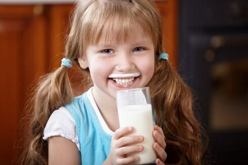 menina bebe kefir para prevenir parasitas