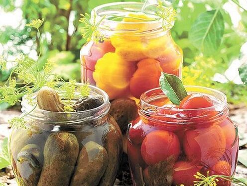pepinos e tomates em conserva para remover parasitas