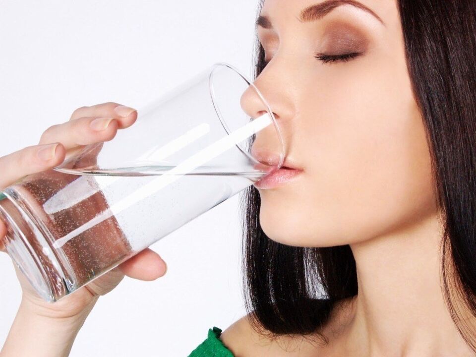 beber água antes de limpar o corpo de parasitas