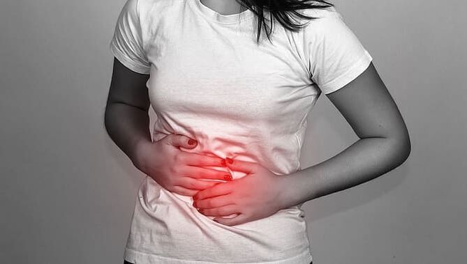 A dor abdominal é uma companheira frequente da presença de parasitas no intestino. 